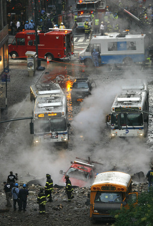 July 2007, New York, N.Y. - Police, firefighters and ConEdison workers respond to the scene of an underground steam pipe explosion on Lexington Avenue at 41st Street. : News Singles : Jason DeCrow Photojournalist
