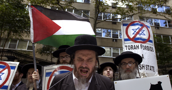 August 2005, NYC - Members of the Jewish anti-Zionist group Neturei Karta International hold a rally against the state of Israel at Dag Hammarskjold Plaza near the United Nations. : Singles : Jason DeCrow Photojournalist